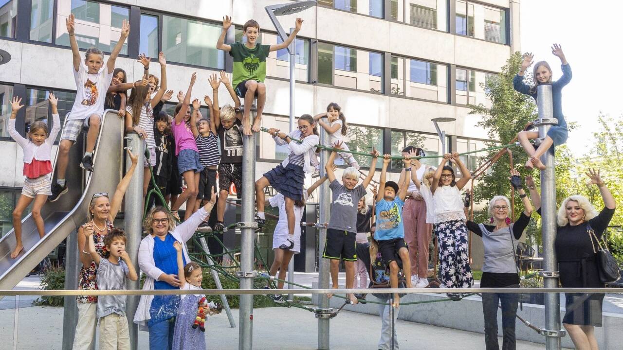 Die Kinder der Kreativwerkstatt, die im Volkshochschulgebäude eingemietet ist, freuen sich über den Schulstart – mit (1. Reihe von links) Schulgründerin Karin Mitterbauer, VHS-Chefin Nicole Slupetzky, Lernbegleiterin Michaela Weihs und Oliwia Garlicka, deren Sohn die Schule besucht. Die Kinder der Kreativwerkstatt, die im Volkshochschulgebäude eingemietet ist, freuen sich über den Schulstart – mit (1. Reihe von links) Schulgründerin Karin Mitterbauer, VHS-Chefin Nicole Slupetzky, Lernbegleiterin Michaela Weihs und Oliwia Garlicka, deren Sohn die Schule besucht.