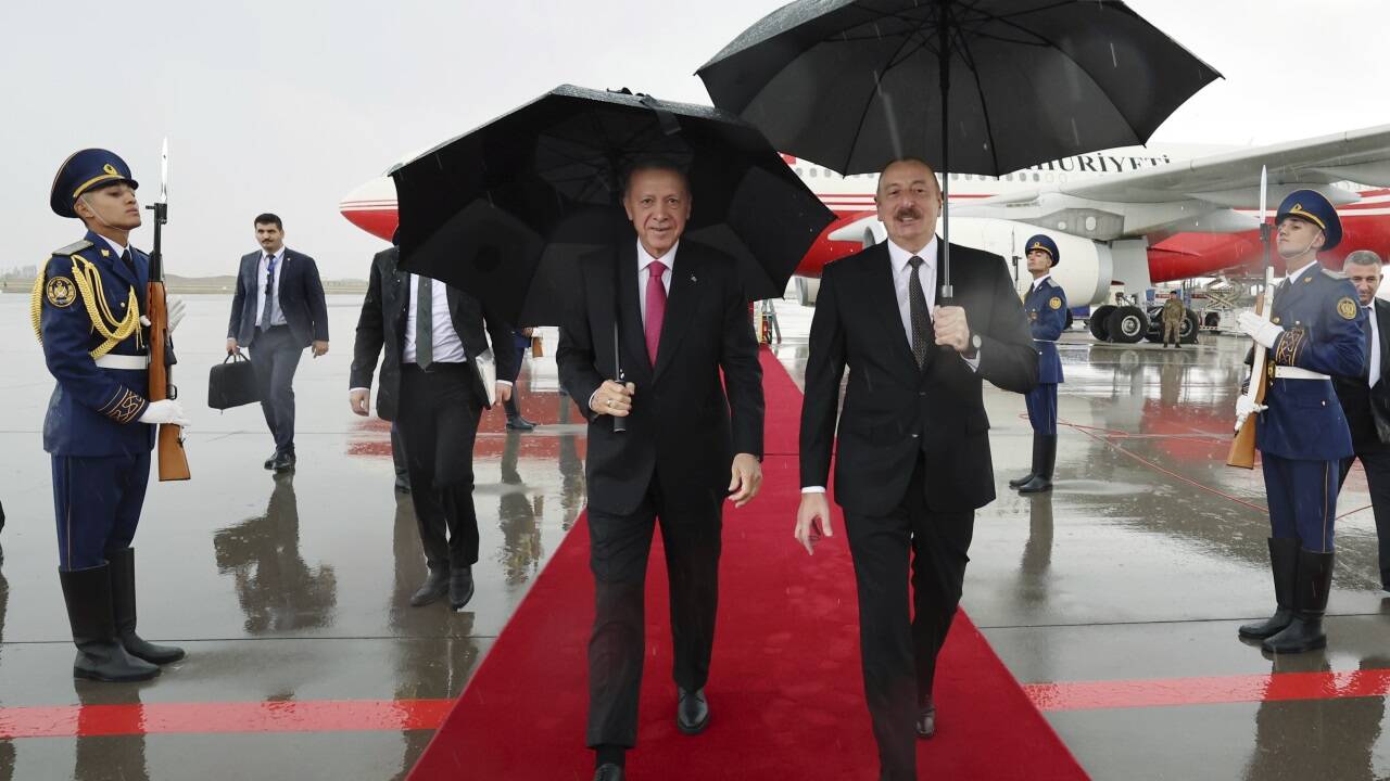 Aserbaidschas Präsident Ilham Aliyev begrüßte Erdogan in Nachitschewan.  Aserbaidschas Präsident Ilham Aliyev begrüßte Erdogan in Nachitschewan.