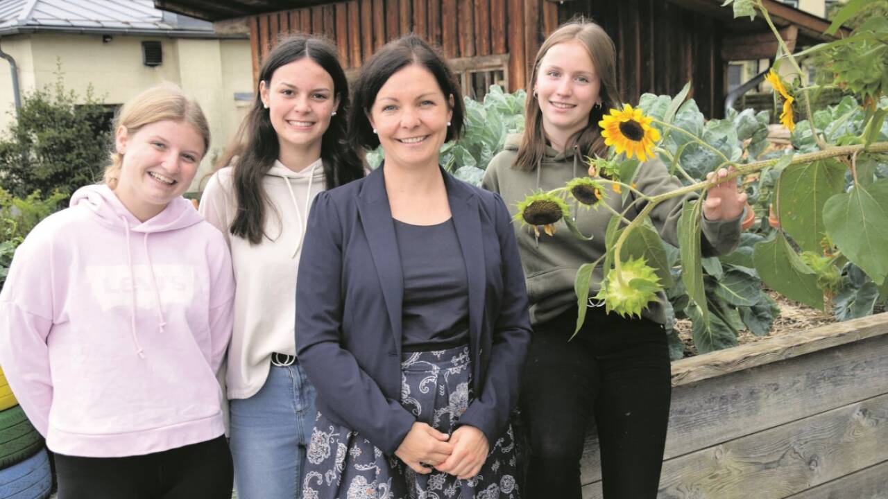 Maria Buchegger, Abteilungsvorständin im BHM (Betriebs- und Haushaltsmanagement) der Landwirtschaftlichen Fachschule Winklhof (M.) mit den Schülerinnen Lena Steiner aus Filzmoos, Lea Walkner aus Adnet und Lisa Eder aus Abtenau im Gemüsegarten der Schule. Bild: egbi/ 