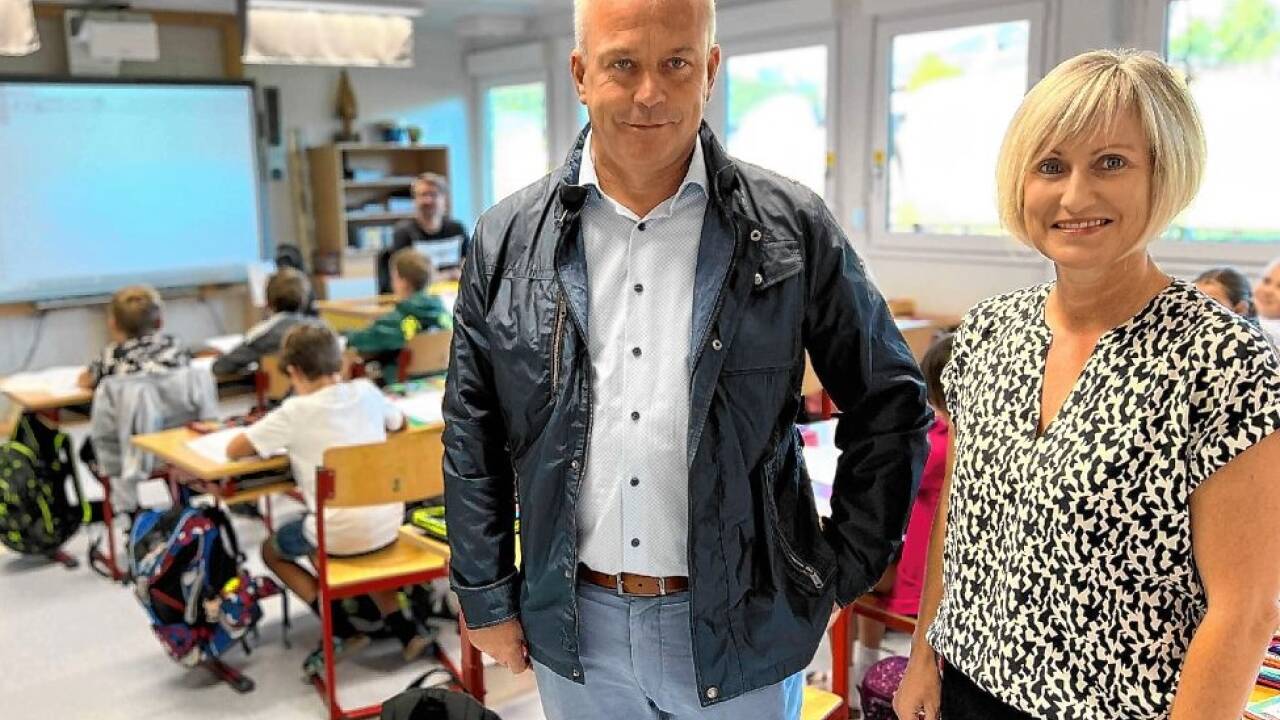 Bgm. Wolfgang Auer (ÖVP) und Direktorin Julia Wenger freuen sich über einen geglückten Start in das erste Schuljahr in der „Containerschule“.  