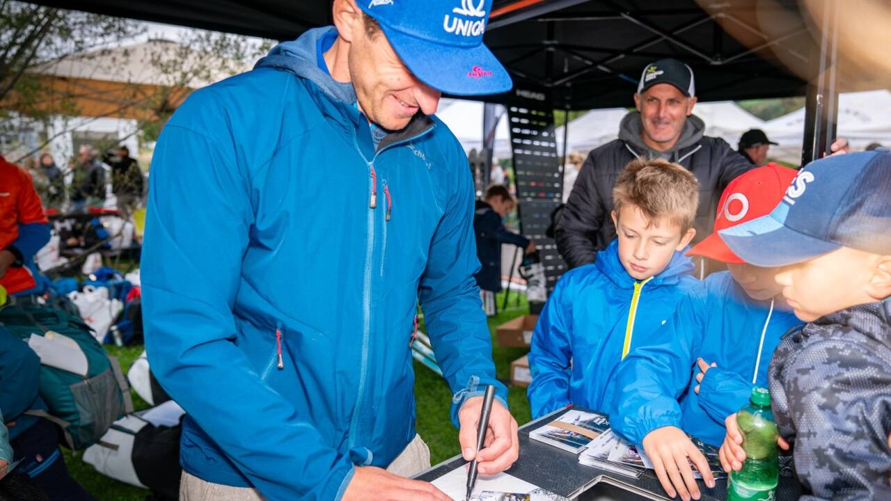 Matthias Mayer war bei den Kids in St. Johann heiß begehrt.  