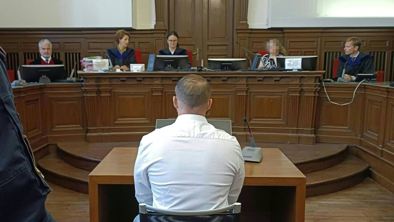 Ein Innviertler stand wegen nationalsozialistischer Tätowierungen vor Gericht. Ein Innviertler stand wegen nationalsozialistischer Tätowierungen vor Gericht.