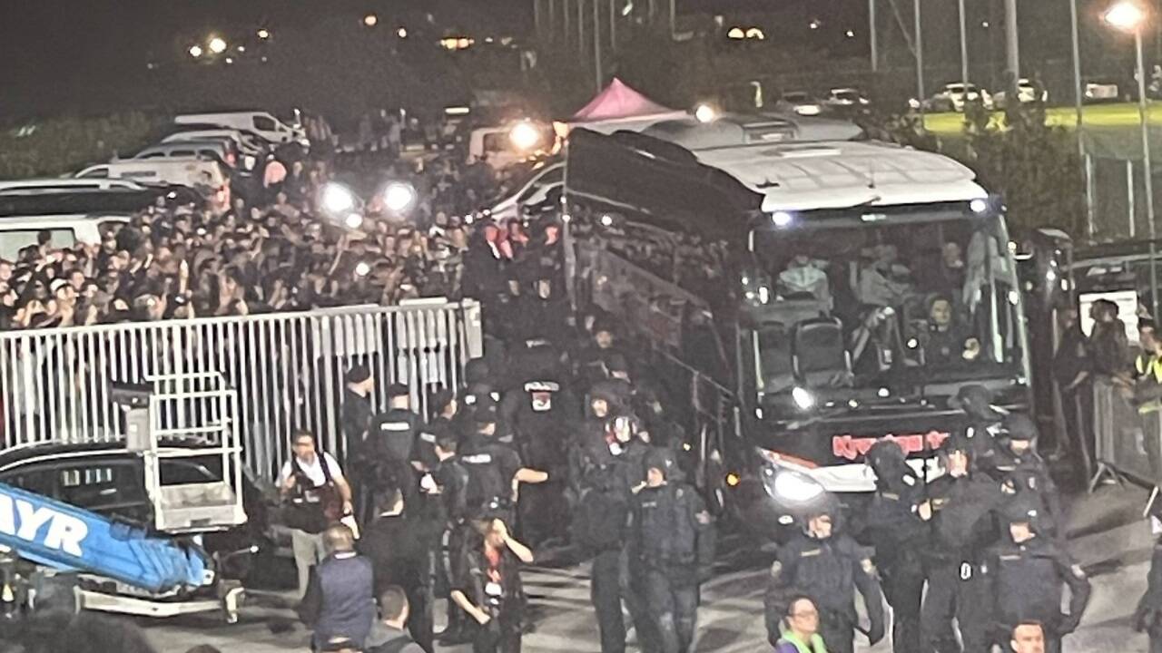 Erst mit großer Verspätung, weil er bei der letzten Kurve feststeckte, kam der Mannschaftsbus von Red Bull Salzburg im Grödiger Stadion an. 