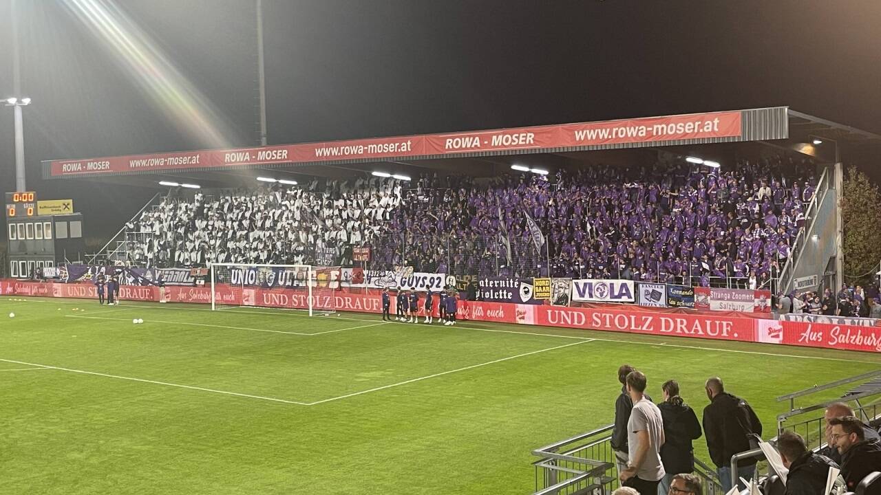 Die Austria-Fantribüne ist schon gefüllt ... 