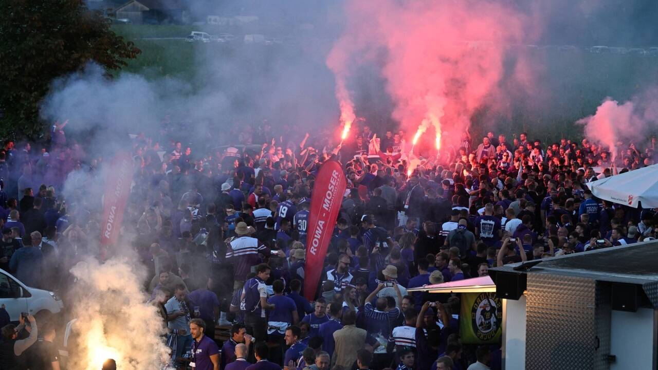Schon Stunden vor dem Anpfiff feierten die Violetten eine Parkplatz-Party. 