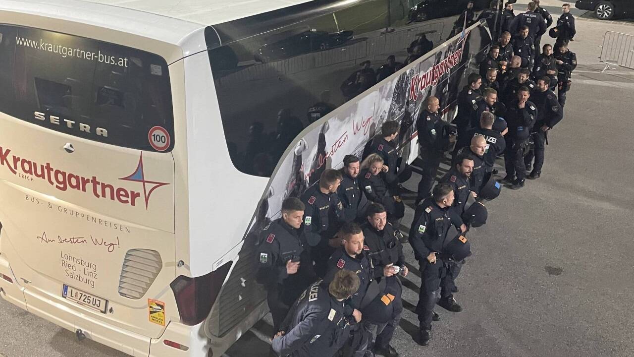 Die Austria bewacht ihren Strafraum, die Polizei derweil den Bus der Bullen. 