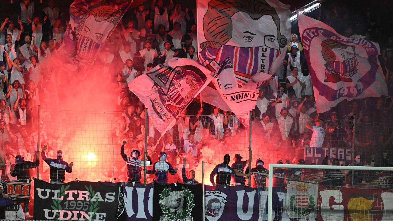 Die Austria-Fans feierten auch mit Pyrotechnik. 