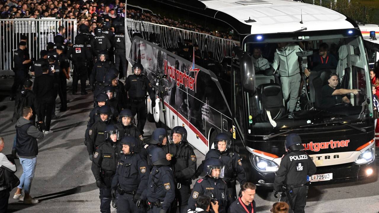 Die Polizei bewachte den Red-Bull-Bus. 