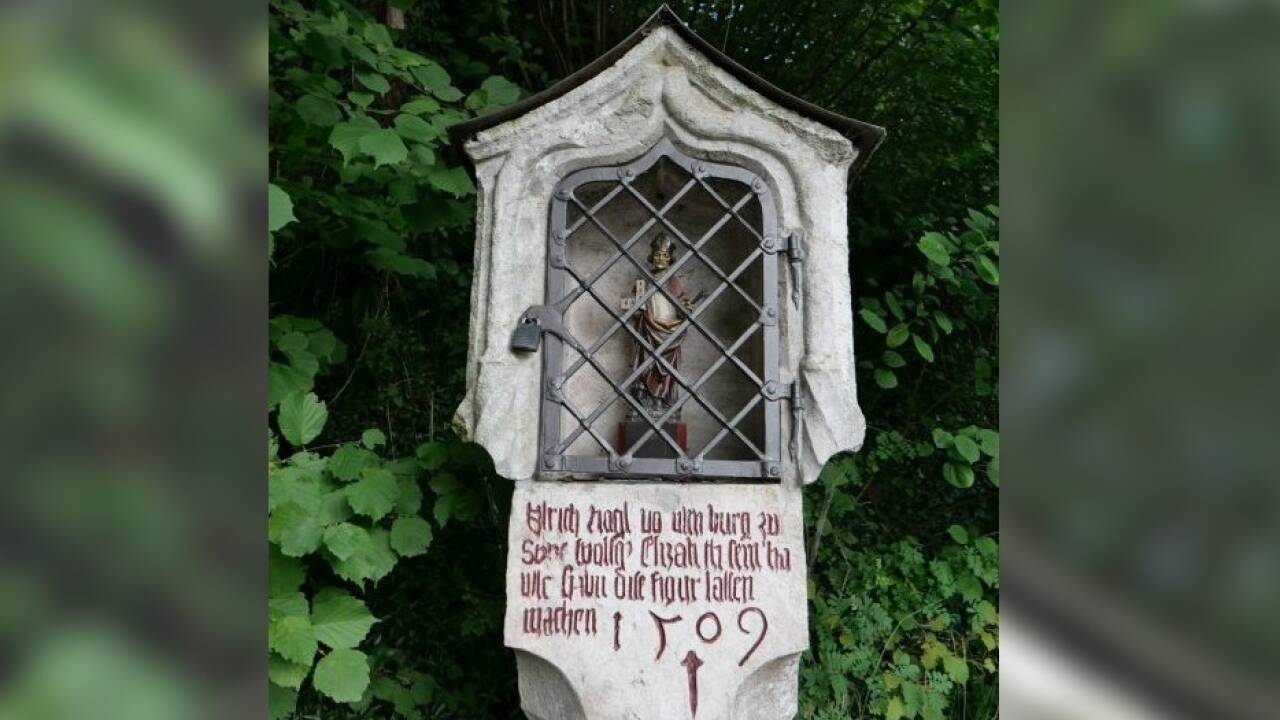 Die schmuckvolle Steinsäule am Wolfgangsee stammt aus der Gotik.  