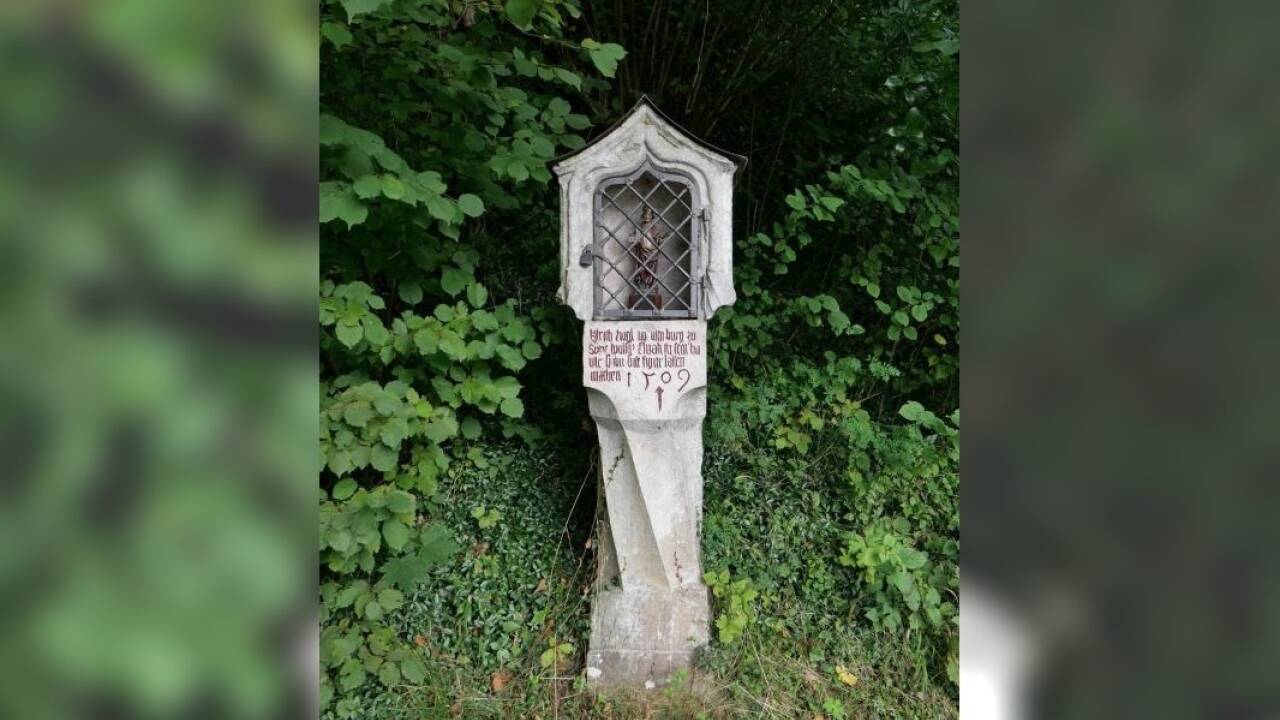 Auffällig ist der gewundene Säulenschaft.  