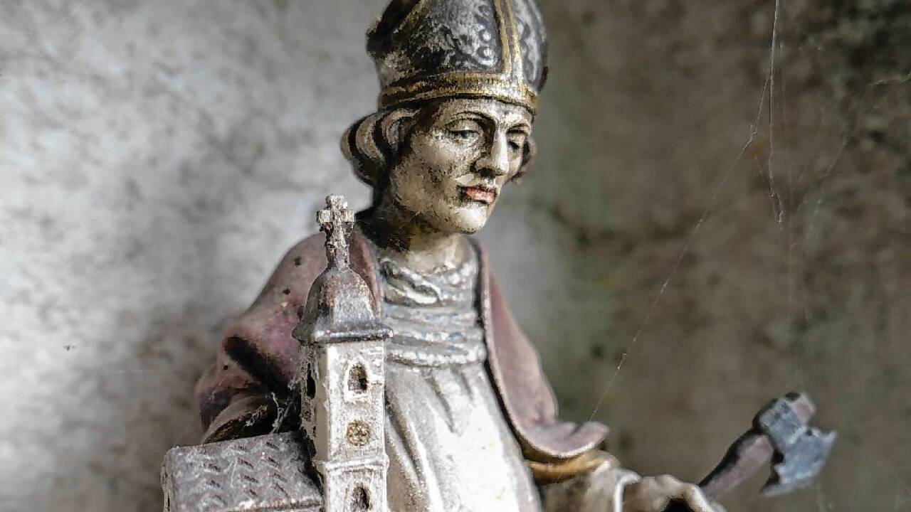 Die Wolfgangfigur mit den typischen Attributen Kirche und Hacke, es handelt sich um eine Kopie.  