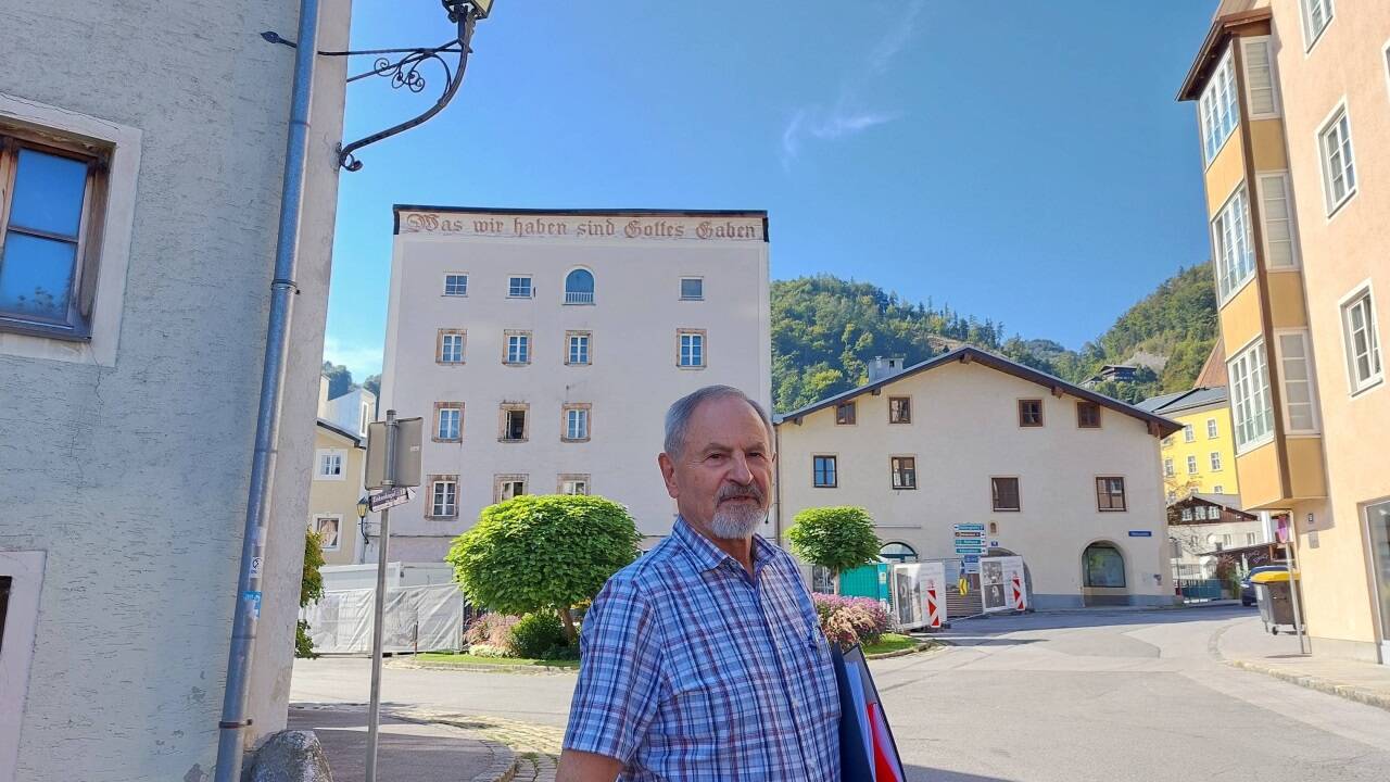 Der Halleiner Historiker Wolfgang Wintersteller zwischen Molnar- und Florianiplatz. Er warnt: Das Bauprojekt würde das Stadtbild unwiederbringlich verändern. 