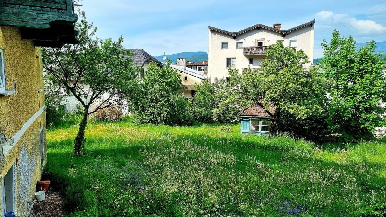 Blick in den Innenhofgarten. Das weiße Haus mit dem Grabendach ist jenes mit der Adresse Molnarplatz 14. 