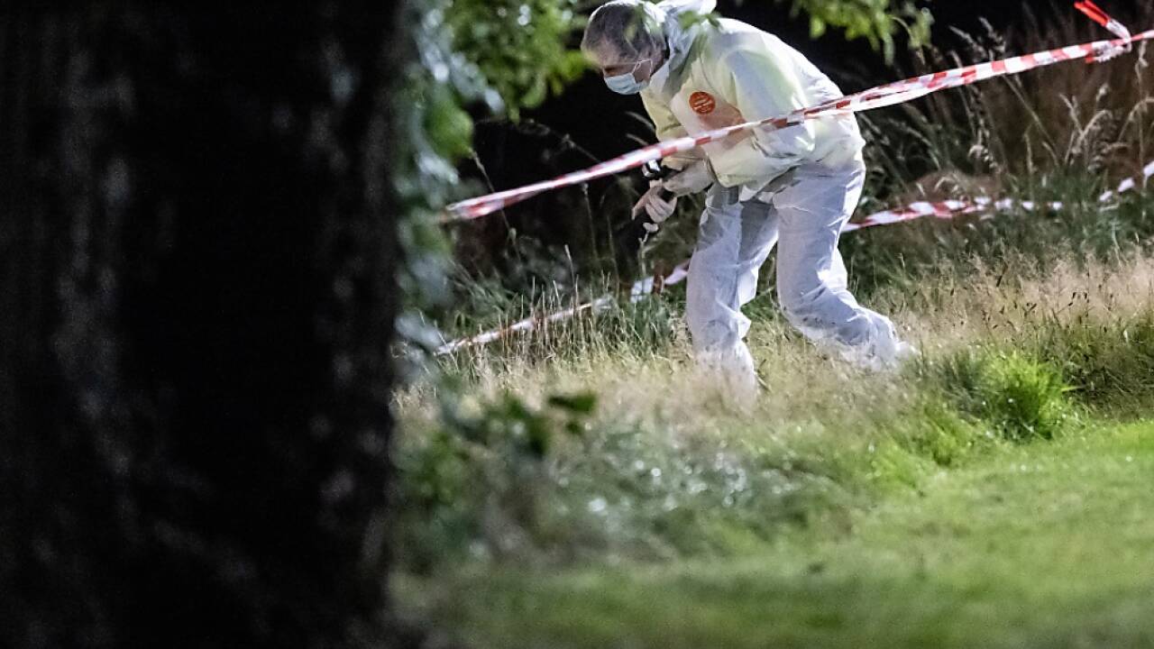 Ein Mitarbeiter der Spurensicherung am Fundort der Toten 