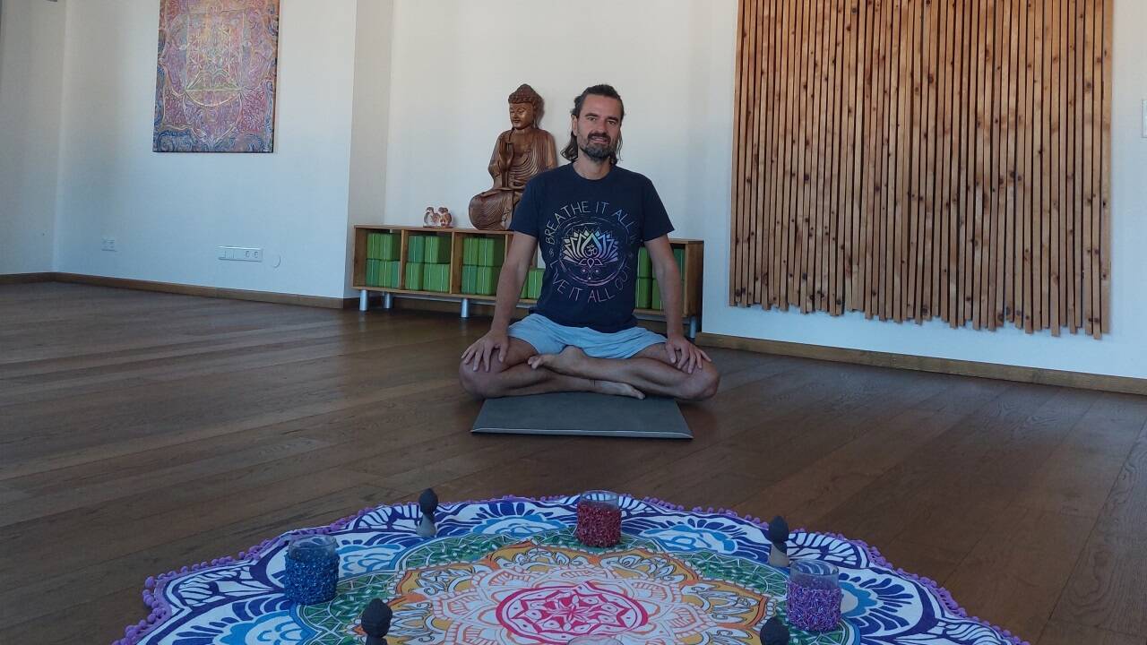 Christian Kreuzhuber unterrichtet auch Seniorenyoga.  