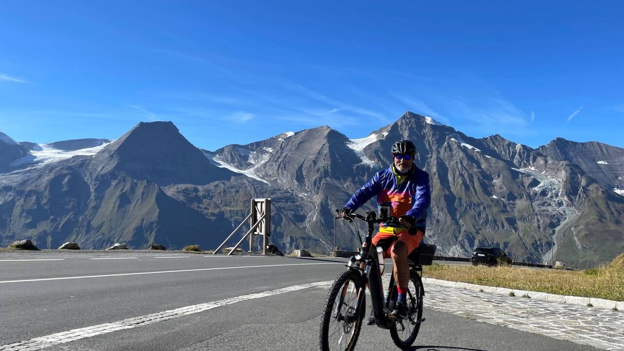 E-Fahrzeuge können ab der kommenden Saison nicht mehr kostenlos ausgeladen werden. E-Mobilität wird dort aber weiter ausgebaut. Eine Maut für E-Biker ist derzeit nicht geplant. Im Bild: Stammbesucher der Hochalpenstraße Josef Kendler aus Bruck. E-Fahrzeuge können ab der kommenden Saison nicht mehr kostenlos ausgeladen werden. E-Mobilität wird dort aber weiter ausgebaut. Eine Maut für E-Biker ist derzeit nicht geplant. Im Bild: Stammbesucher der Hochalpenstraße Josef Kendler aus Bruck.