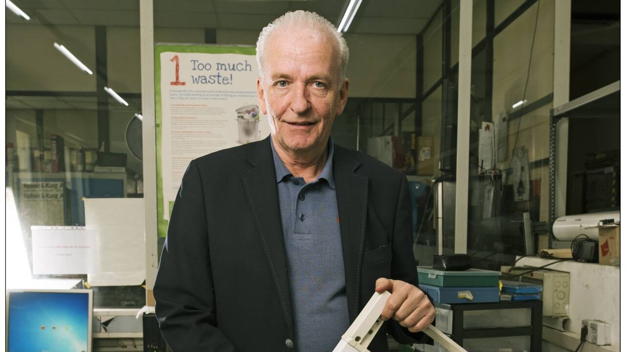 Sepp Eisenriegler mit einem seiner „Patienten“, einer Waschmaschine.  