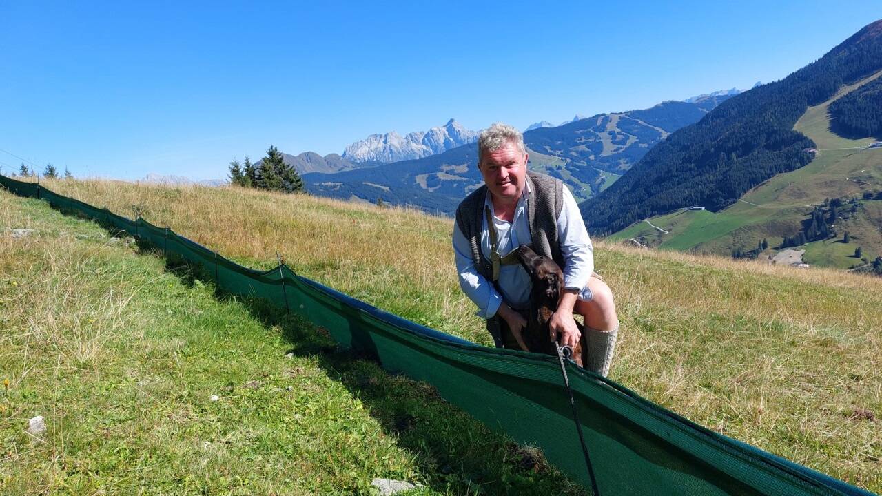 Michael Steinwender mit dem Amphibienzaun. Michael Steinwender mit dem Amphibienzaun.