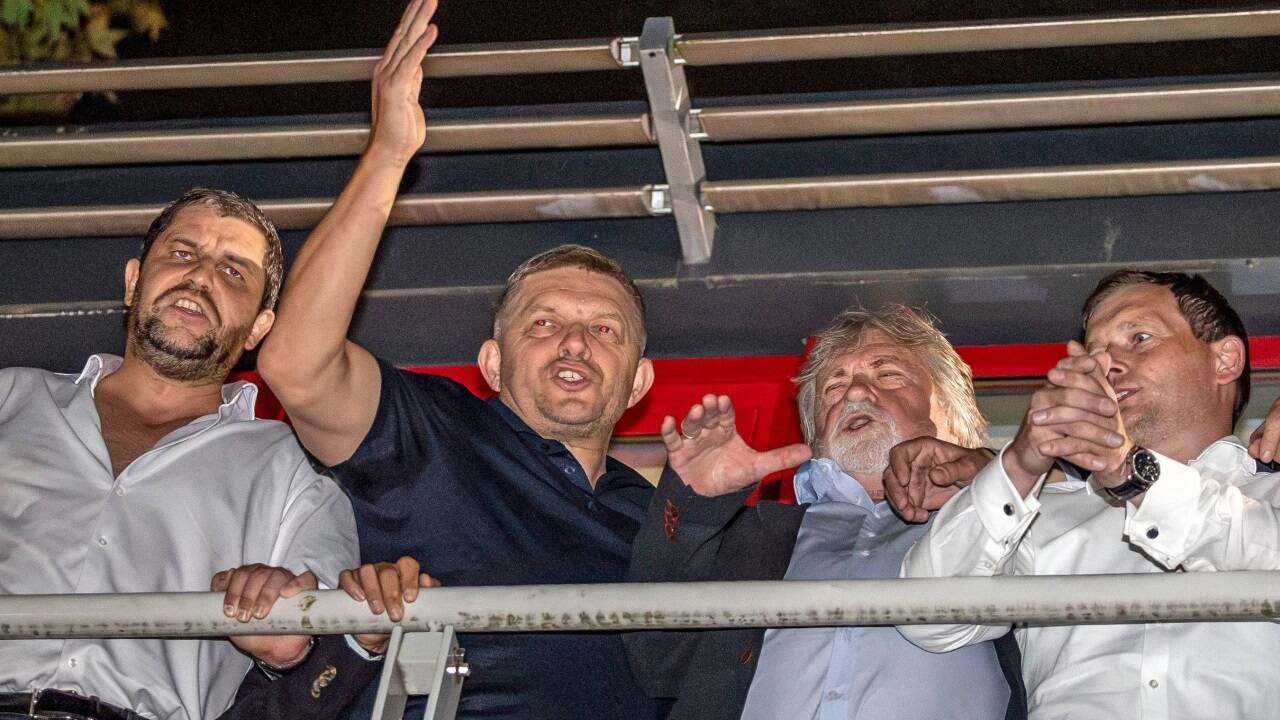 Robert Fico, Chef der linkspopulistischen Smer-SD („Richtung-Sozialdemokratie“), feiert mit Parteifreunden den Wahlsieg.  