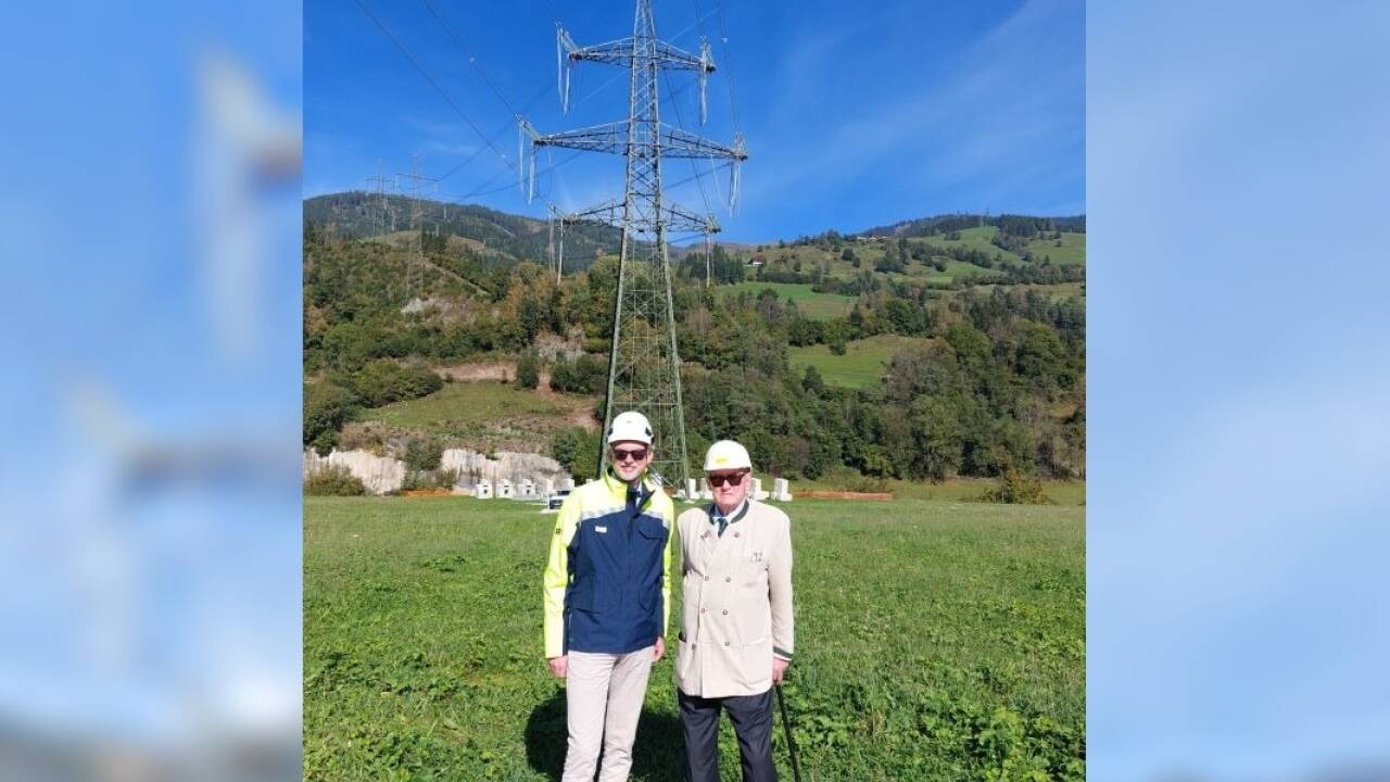 Michael Strugl (links) und Hannes Androsch vor einem der Maste der Salzburgleitung in Taxenbach. 