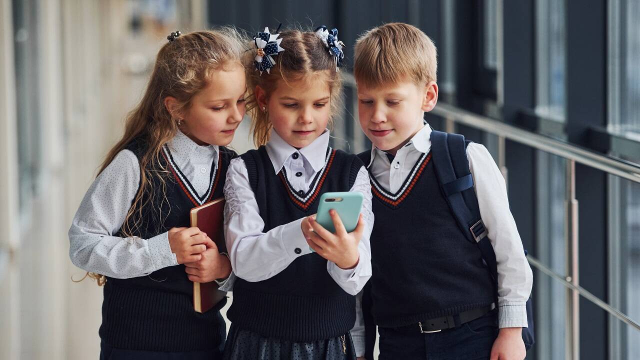Schon Volksschüler wachsen zum Leidwesen vieler Lehrer mit dem Handy auf. 
