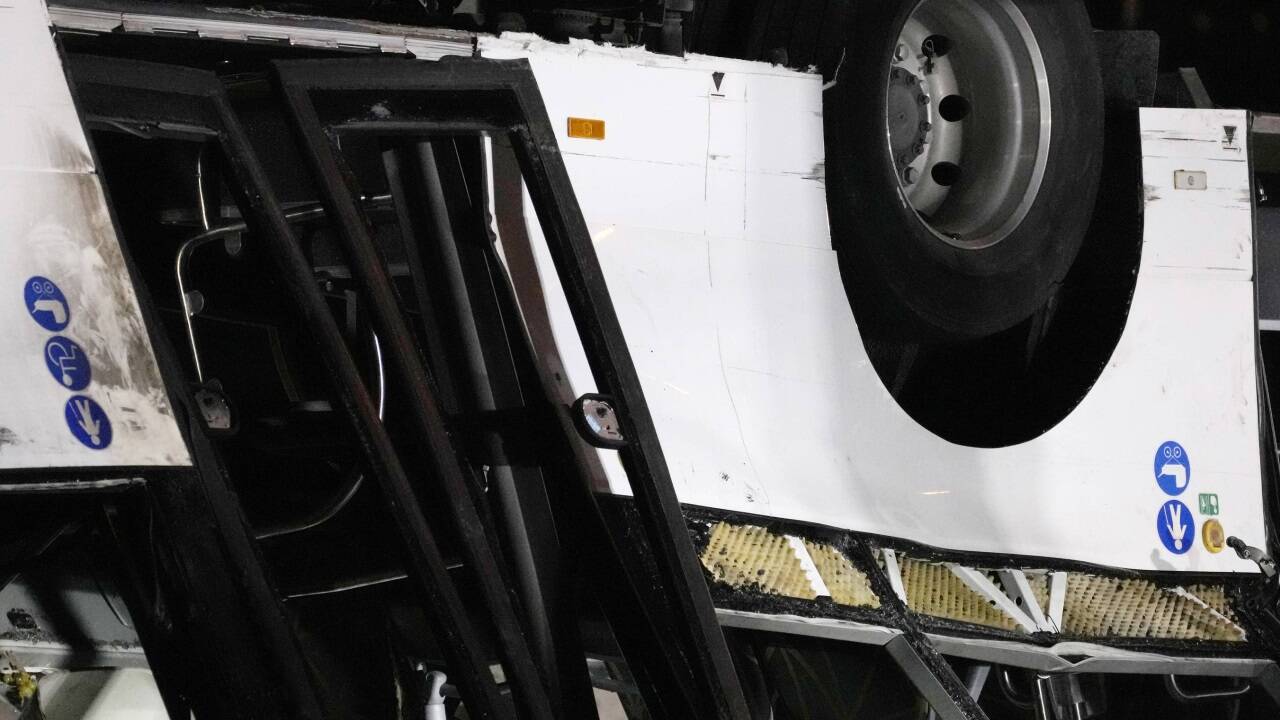  Ein Shuttle-Bus mit mehreren Personen an Bord kam von einer Hochstraße ab und stürzte etwa 15 Meter in die Tiefe.  