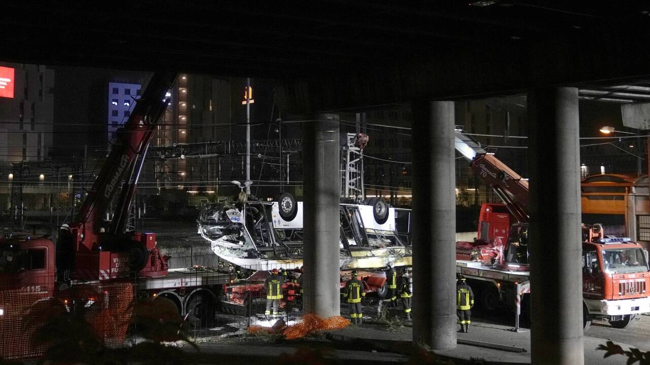  Ein Shuttle-Bus mit mehreren Personen an Bord kam von einer Hochstraße ab und stürzte etwa 15 Meter in die Tiefe.  