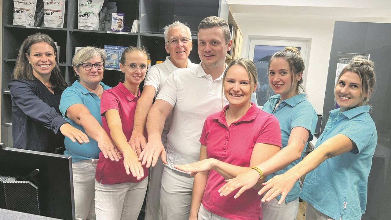 Das PVZ-Team von links: Christina Meilinger (die Sozialkoordinatorin ist beim Regionalverband Oberpinzgau angestellt) , Helga Hofer, Carmen Peitler, die Ärzte Peter Sturm und Hannes Bacher sowie Carina Hörandtner, Theresa Hofer und Marlene Feuersinger. Nicht im Bild ist die neue Sozialberaterin, die am 2. Oktober angefangen hat.  