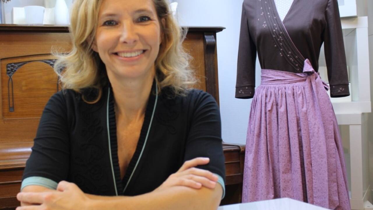 Petra Winner mit ihrem Wickeldirndl.  