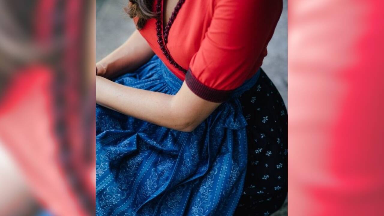 Liebevolle Details erinnern an den klassischen Dirndl-Look. 