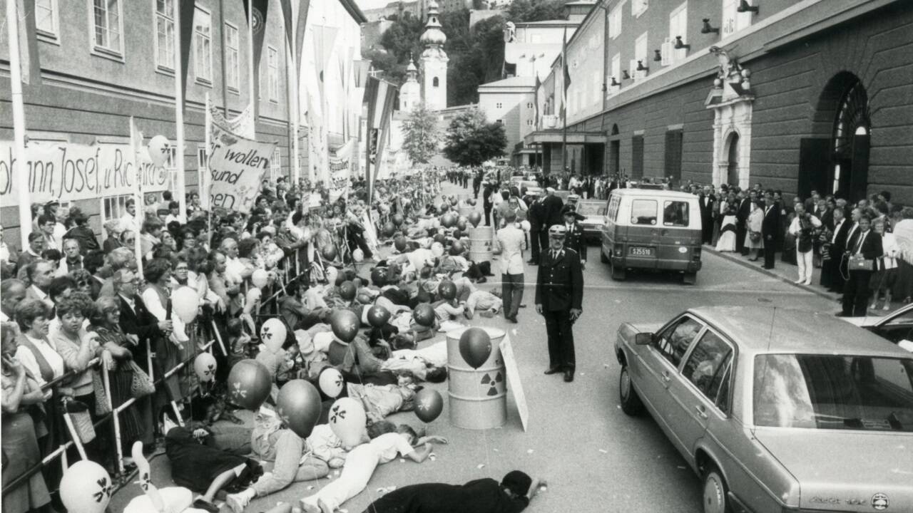 <strong>Festspielauffahrt am</strong> 27. Juli 1986: Demonstranten stellten ein „Massensterben nach einem atomaren Störfall in der Wiederaufbereitungsanlage in Wackersdorf“ dar. Die Anlage war ein Prestigeprojekt des bayerischen Ministerpräsidenten und Festspielstammgasts Franz Josef Strauß. Sie wurde nach heftigen Protesten nie gebaut.  