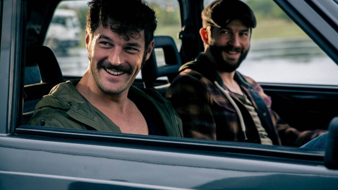 Flo (Paul Pizzera) und Eddie (Otto Jaus) kämpfen gegen Populisten. 