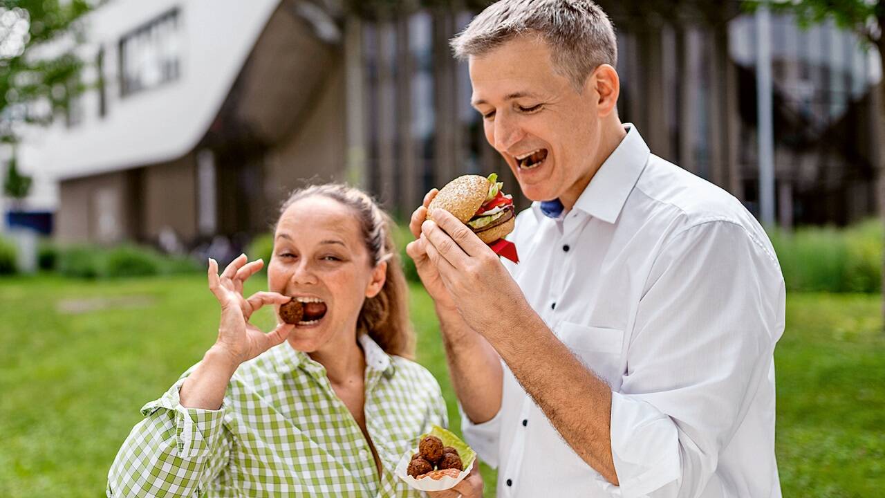 Mahlzeit: Vegane Burger und Bällchen von easyVegan sind ein gesunder Snack „made in Salzburg“.  