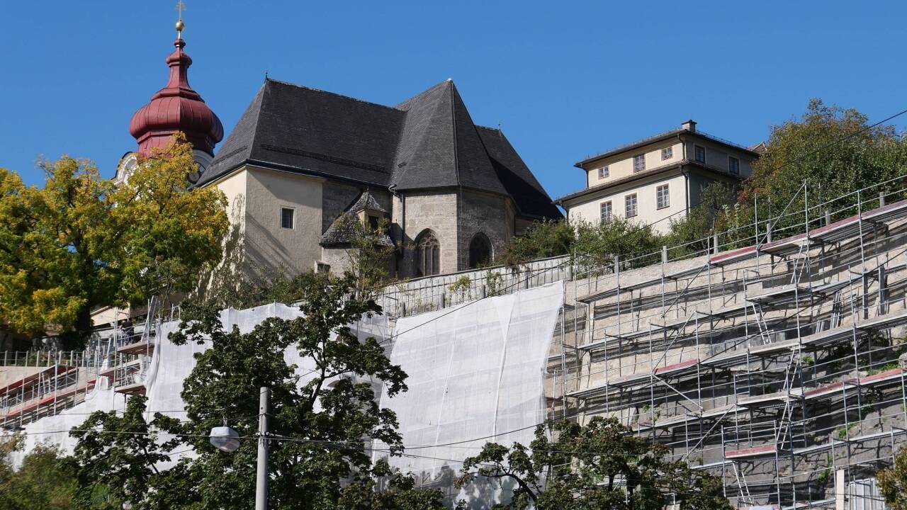 Noch ist die Wehrmauer unterhalb des Stifts Nonnberg eingerüstet.  