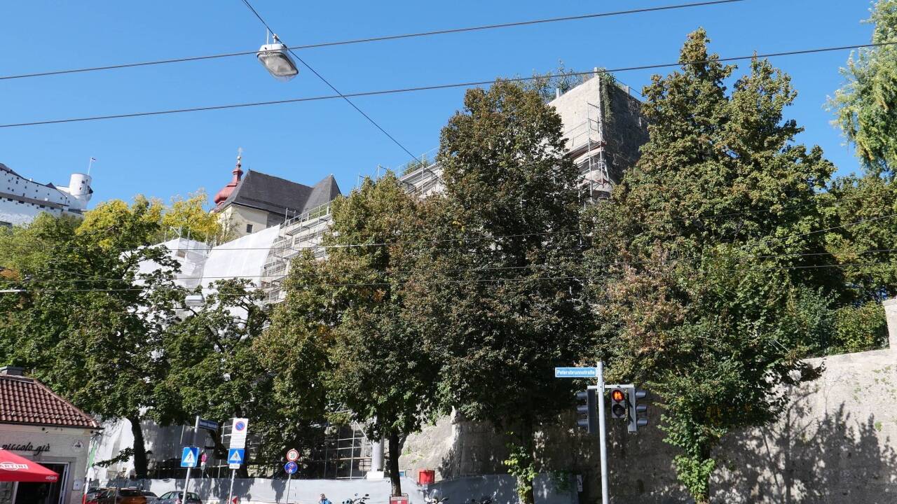 Noch ist die Wehrmauer unterhalb des Stifts Nonnberg eingerüstet.  