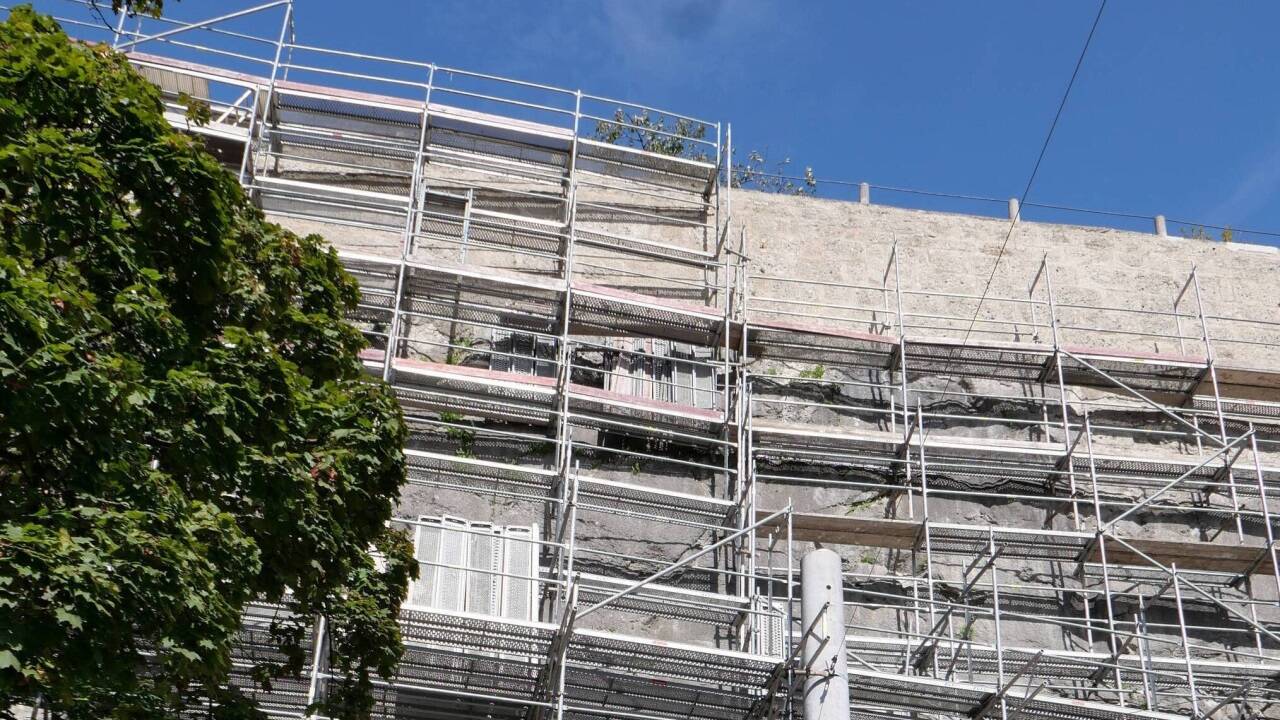 Noch ist die Wehrmauer unterhalb des Stifts Nonnberg eingerüstet.  