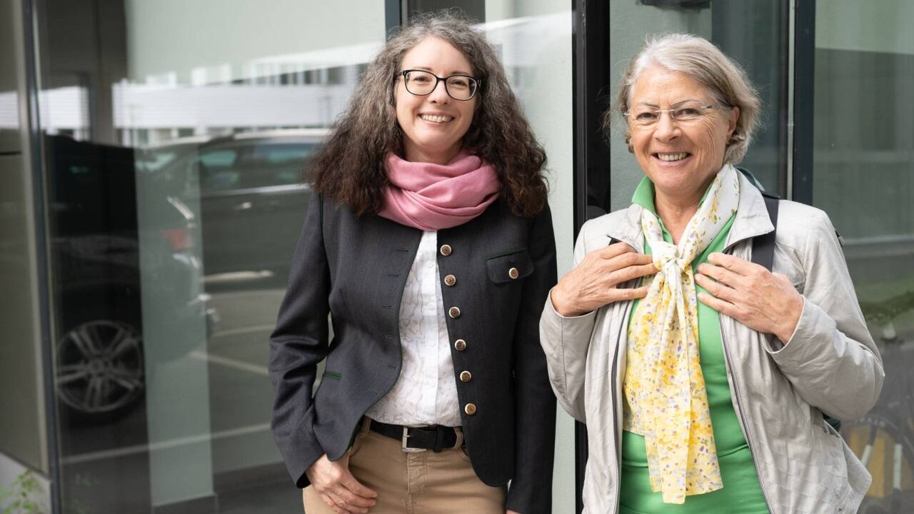 Gründerin Elfriede Spörk-Sögner (r.) und Silvia Gschwandtner engagieren sich ehrenamtlich in der Selbsthilfegruppe für Burn-out, Depression und Angst, die Menschen innergebirg unterstützt. 
