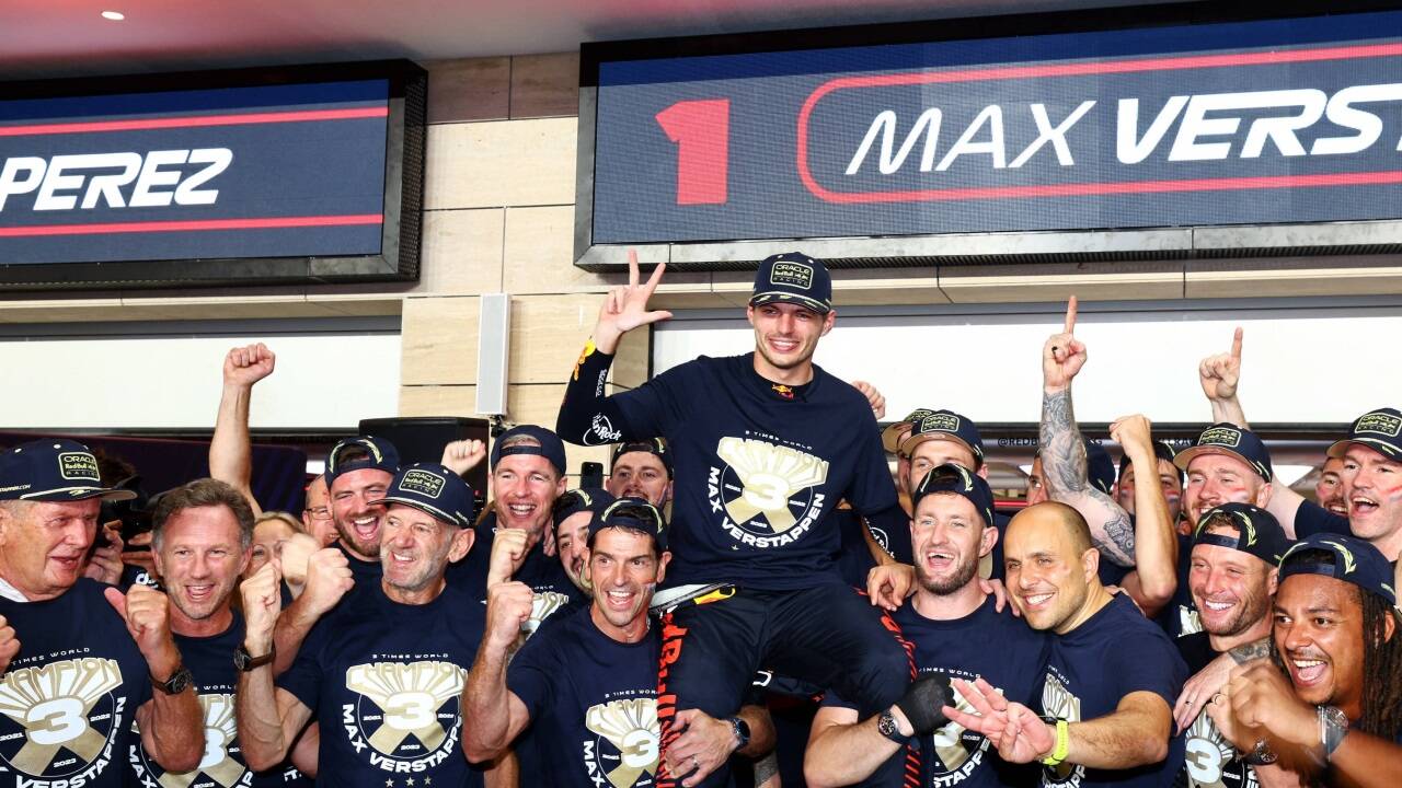 Max Verstappen jubelt über seinen dritten WM-Titel Max Verstappen jubelt über seinen dritten WM-Titel