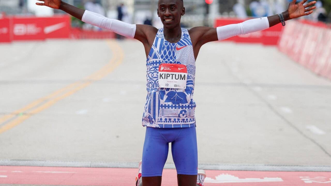 Kelvin Kiptum im Ziel des Marathons von Chicago.  