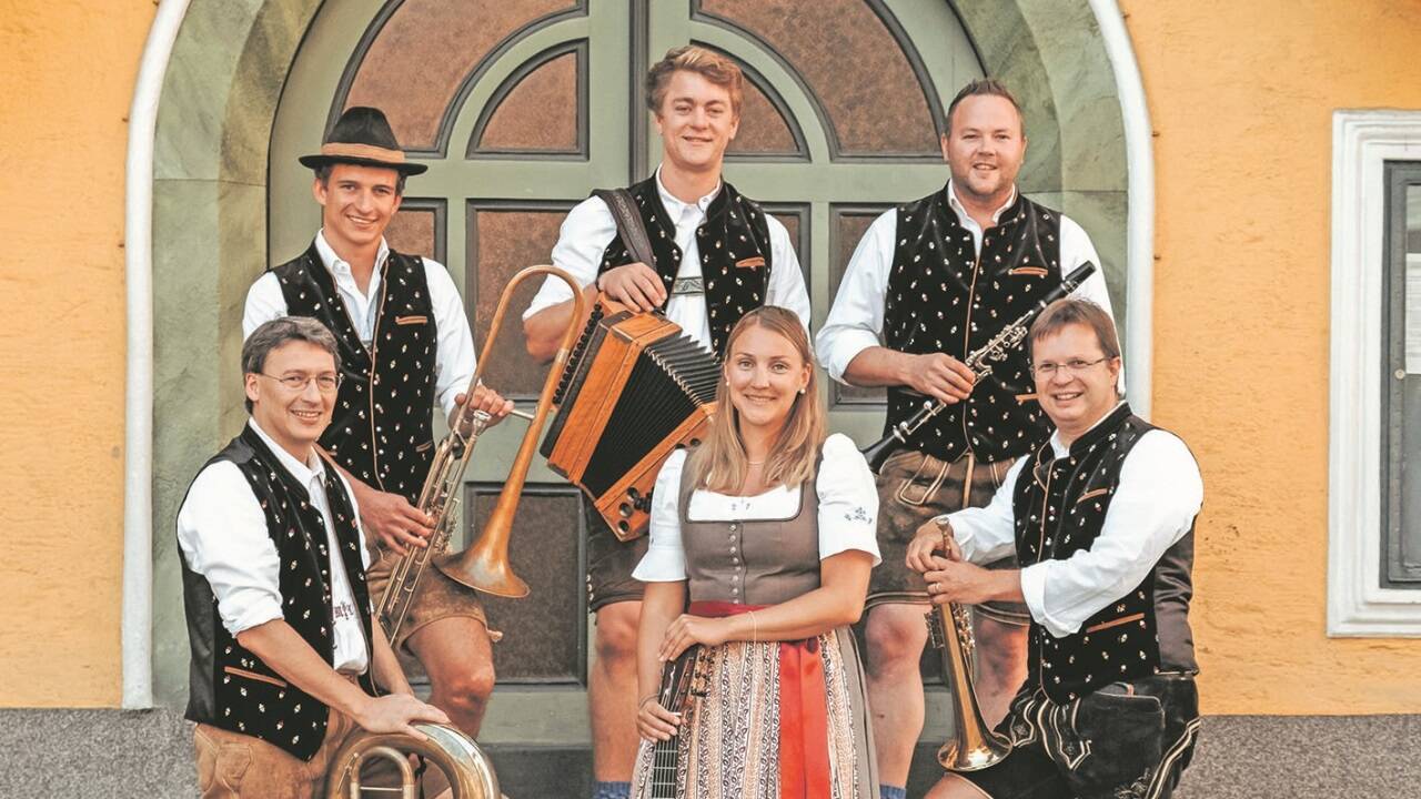 Mit der „Bischofshofner Tanzlmusi“ stehen auch sechs Lokalmatadore beim Amselsingen auf der Bühne. Mit der „Bischofshofner Tanzlmusi“ stehen auch sechs Lokalmatadore beim Amselsingen auf der Bühne.