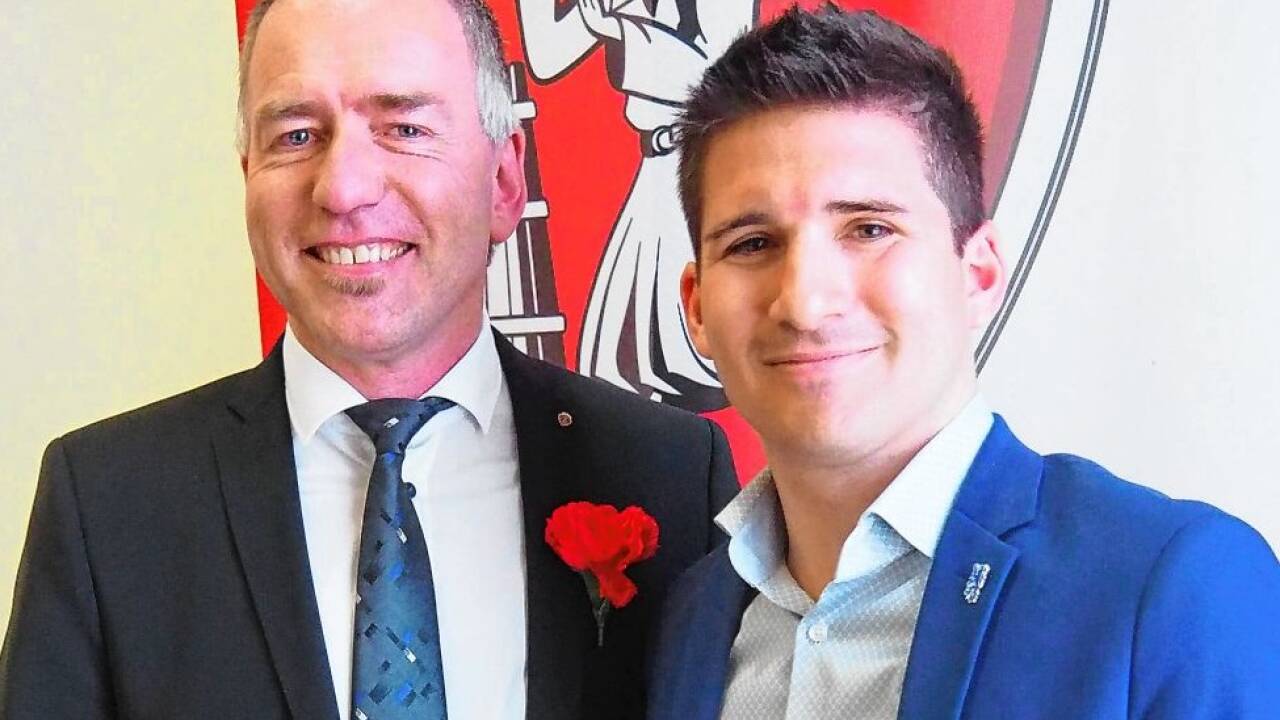 Der spätere BASIS-Gründer Mitterlechner (r.), damals noch FPÖ, mit Bgm. Alexander Stangassinger (SPÖ) bei der Angelobung 2019.  