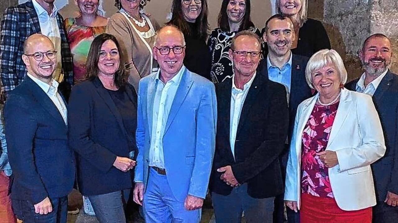 Basis-Mandatar Hermann Knapp (1. Reihe 2. v. r.) steht bei der Wahl 2024 auf der Liste der SPÖ. 