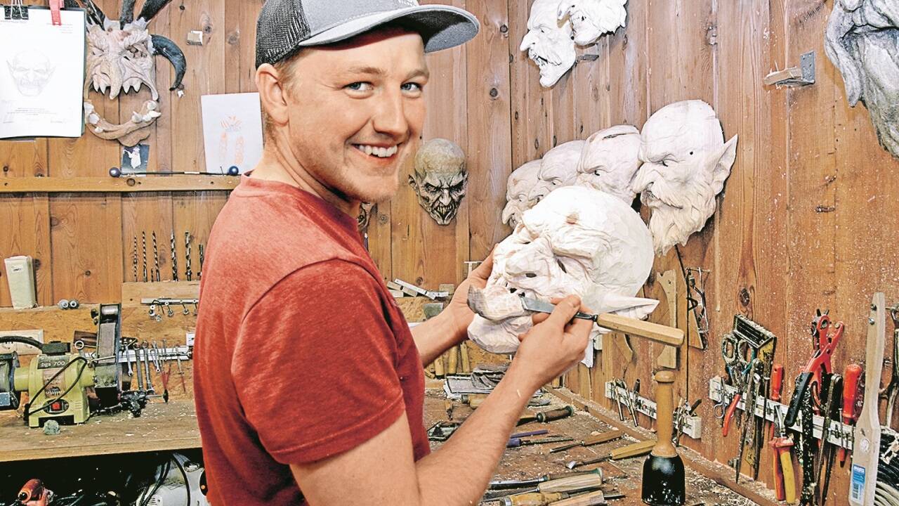 Seine erste Krampusmaske hat Martin Roider bereits als 9-Jähriger geschnitzt. Seit seiner Meisterprüfung übt er das Handwerk professionell aus. 