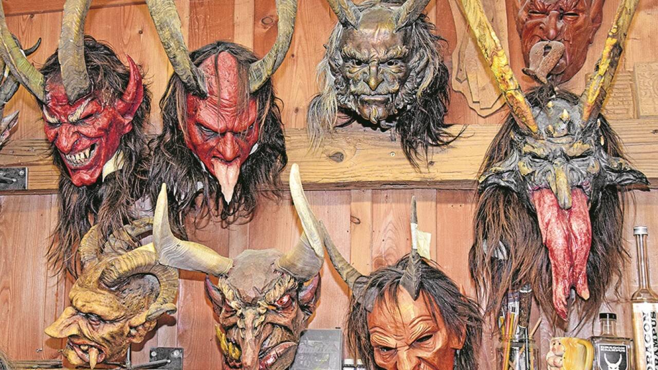 Für die Masken verwendet er Weymouth-Kiefer und bemalt sie. 