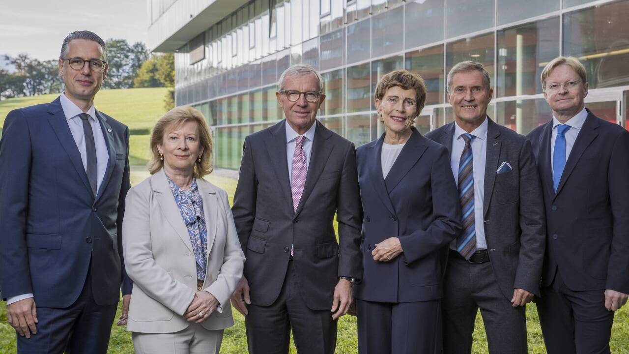 Die Führungsriege der Fachhochschule Salzburg von links: FH-Rektor Dominik Engel, AR-Vorsitzende Marianne Kusejko, LH Wilfried Haslauer, AK-Direktorin Cornelia Schmidjell, WK-Direktor Manfred Pammer und Vizerektor Günther Grall.  