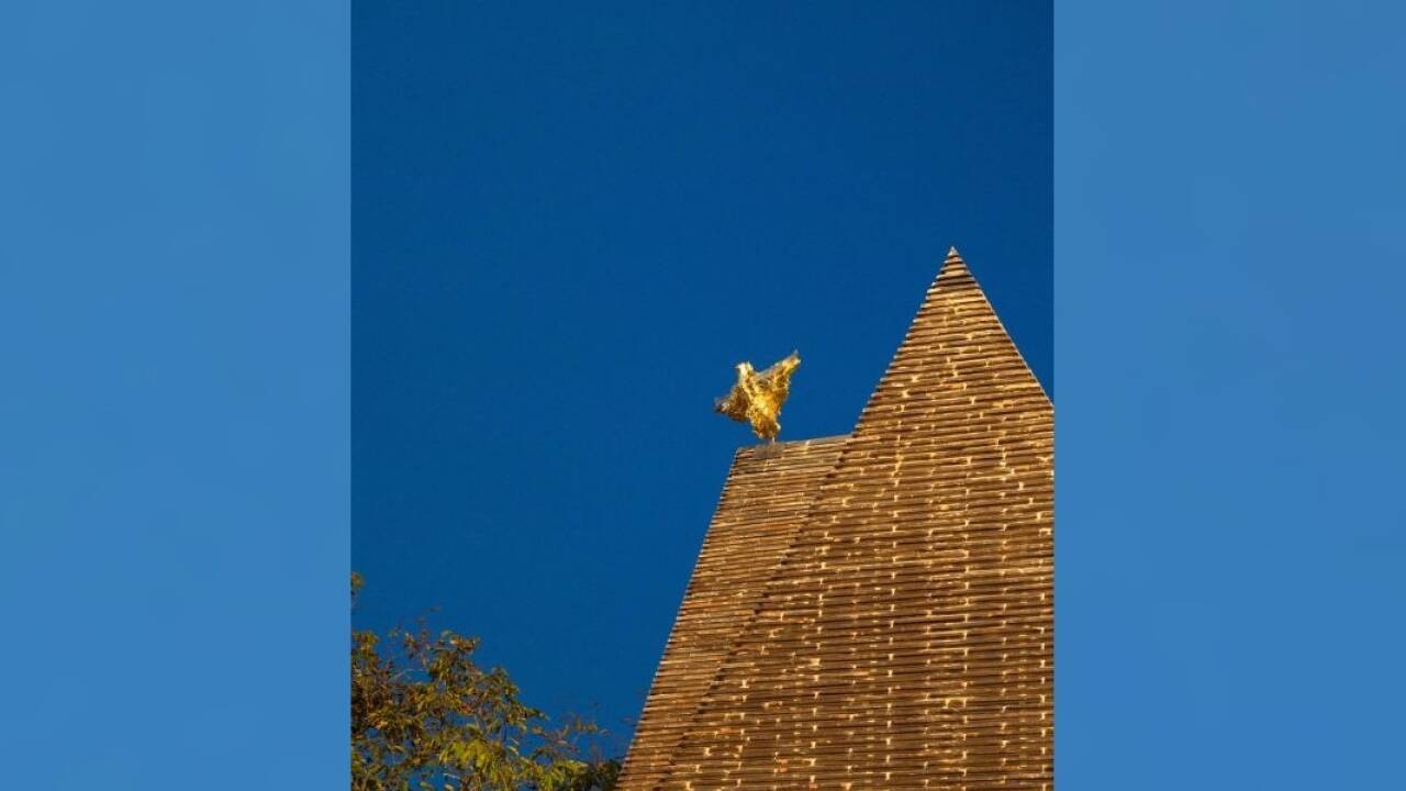 Ein acht Meter hoher Bau mit goldener Taube an der Spitze: „Mary’s Mantle“ von Kiki Smith. 
