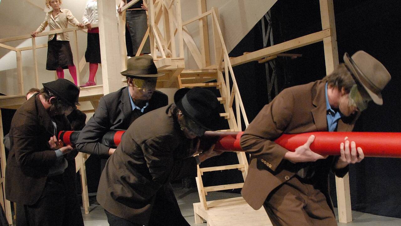 Alois Ellmauers Bühnenkonstruktion für die Produktion „Lysistrate“ des Theaters bodi end sole aus dem Jahr 2007  Alois Ellmauers Bühnenkonstruktion für die Produktion „Lysistrate“ des Theaters bodi end sole aus dem Jahr 2007