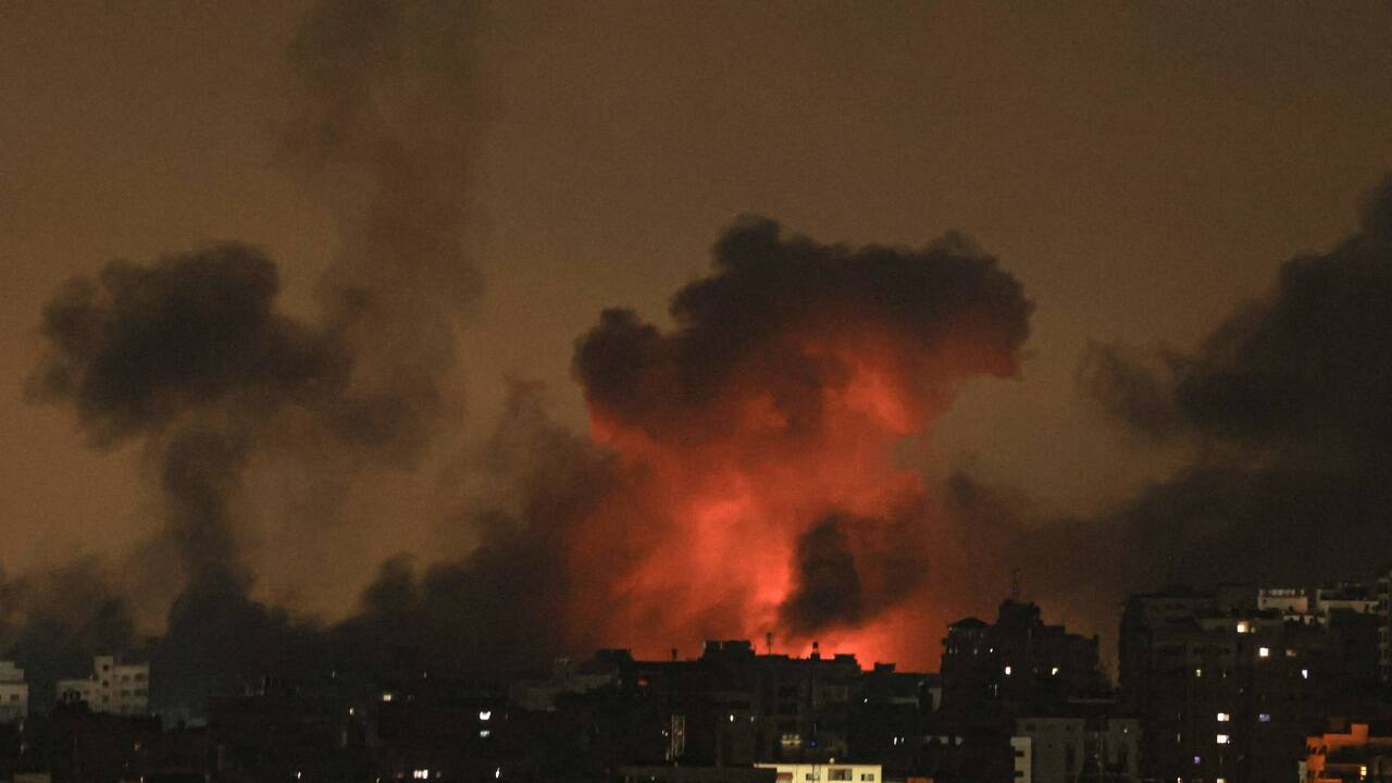 Explosionen erhellen den Himmel während der Luftschläge Israels auf Gaza.  
