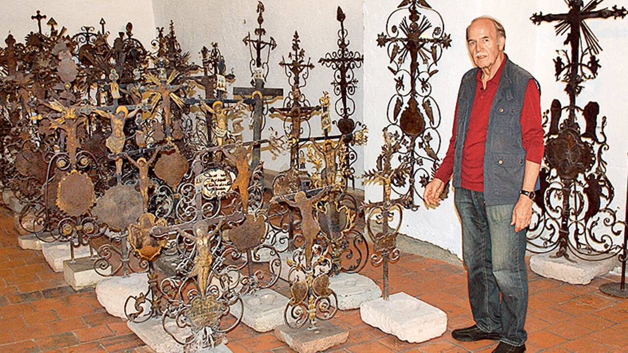 Kustos Richard Ruhland mit der Sammlung im Museum Rupertiwinkel. 