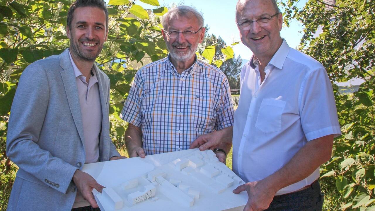Heimleiter Michael Grabner-Sittenthaler, Wilfried Haertl, Vorsitzender des Vereins Kolpingsfamilie Salzburg, und Geschäftsführer Karl Zallinger mit den Plänen für das Wohnbauprojekt. <br /> Heimleiter Michael Grabner-Sittenthaler, Wilfried Haertl, Vorsitzender des Vereins Kolpingsfamilie Salzburg, und Geschäftsführer Karl Zallinger mit den Plänen für das Wohnbauprojekt. <br />